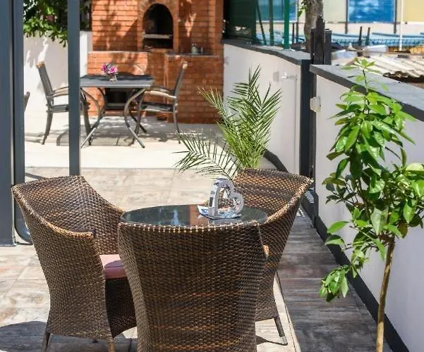 In Okrug Gornji With Sea View, Balcony, Air Conditioning, Wifi 5134-2 特罗吉尔